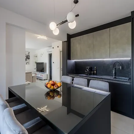 Scenic Kastel Luksic - Three Bedroom شقة