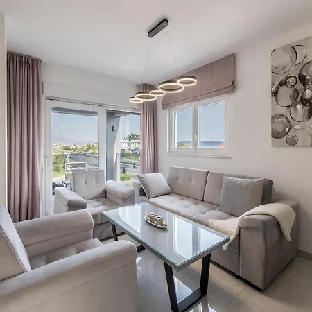 Scenic Kastel Luksic - Three Bedroom * Kaštela
