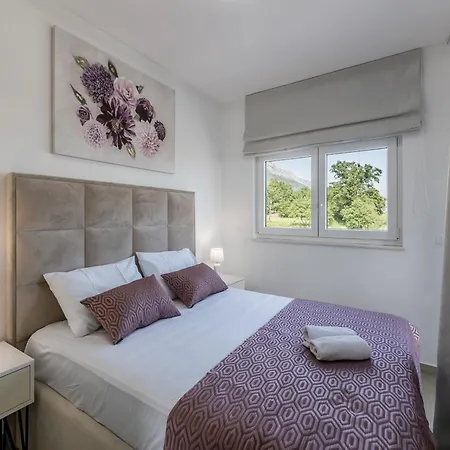Scenic Kastel Luksic - Three Bedroom Appartement *